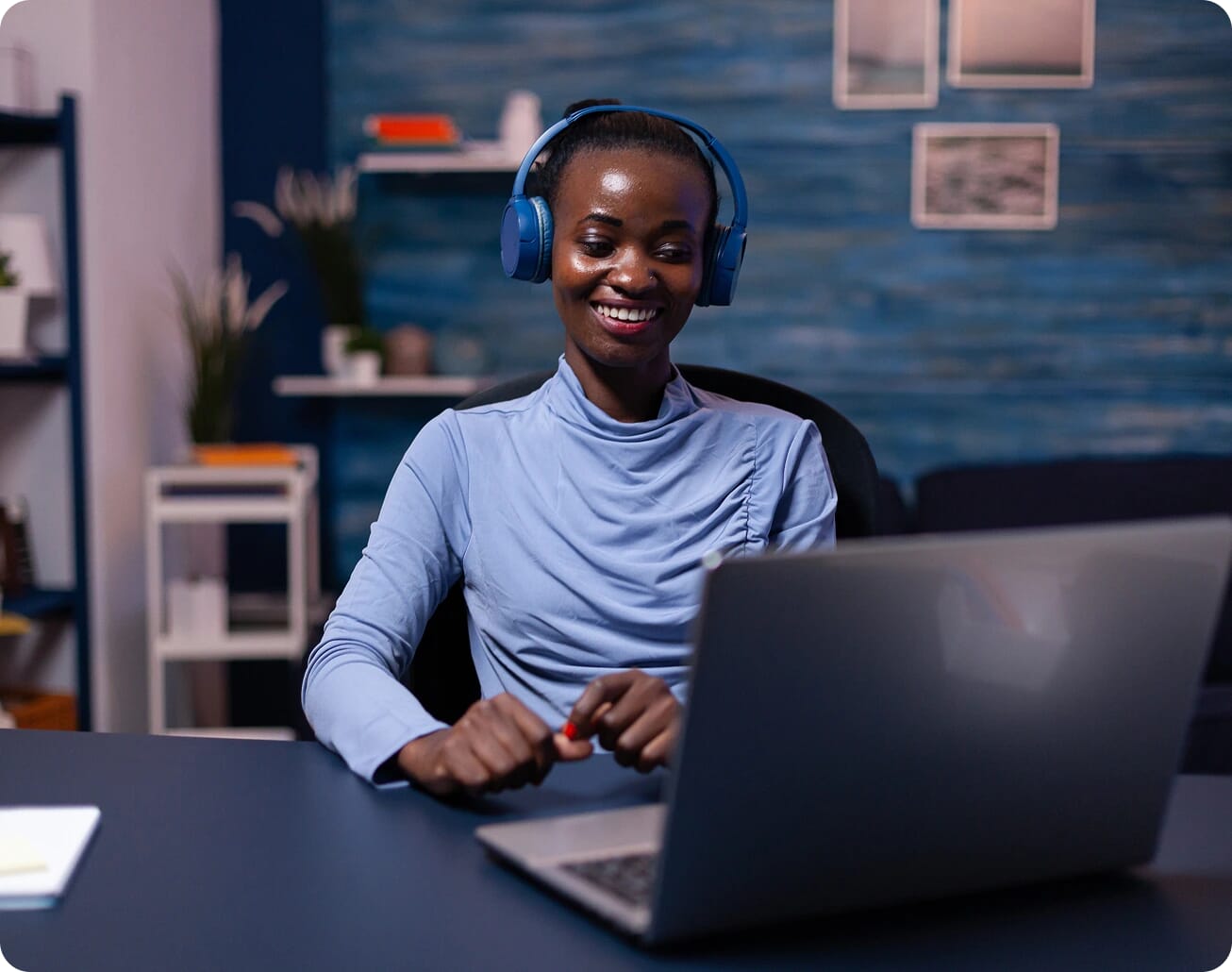 A customer care lady in front of a laptop